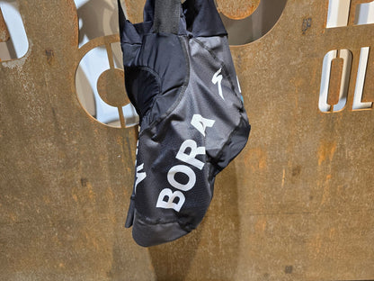 Hosen - BOH von Sportful, SPORTFUL BORA HANSGROHE BOH LTD BIBSHORT / KURZE HOSE / LEADER BLACK in variant_title vor USEDBIKES - OB.DE Hintergrund