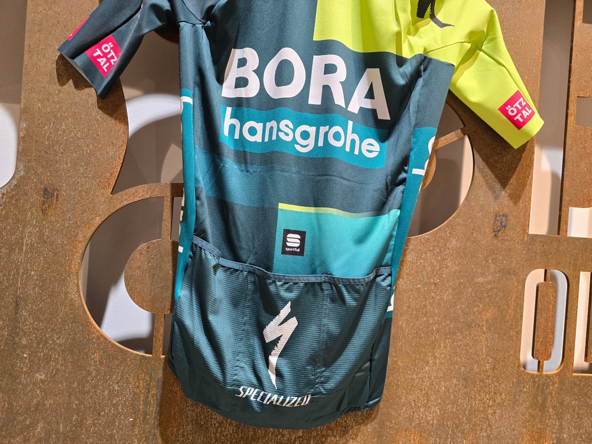 Kurzarm Trikot - BOH von Sportful, SPORTFUL BORA HANSGROHE BOMBER JERSEY / KURZARM TRIKOT in variant_title vor USEDBIKES - OB.DE Hintergrund