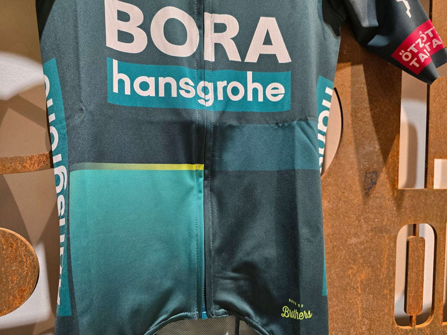 Kurzarm Trikot - BOH von Sportful, SPORTFUL BORA HANSGROHE BOMBER JERSEY / KURZARM TRIKOT in variant_title vor USEDBIKES - OB.DE Hintergrund
