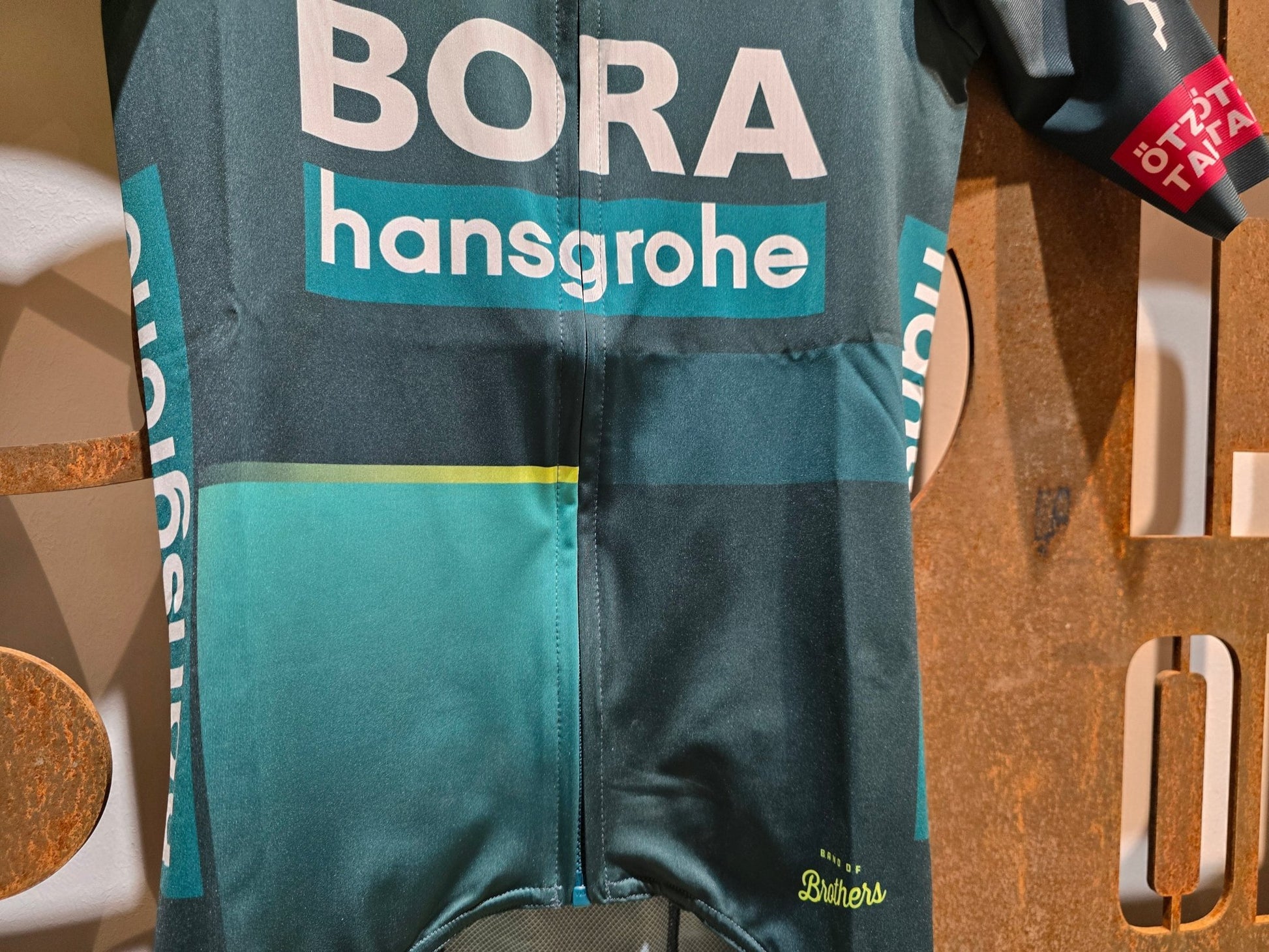 Kurzarm Trikot - BOH von Sportful, SPORTFUL BORA HANSGROHE BOMBER JERSEY / KURZARM TRIKOT in variant_title vor USEDBIKES - OB.DE Hintergrund