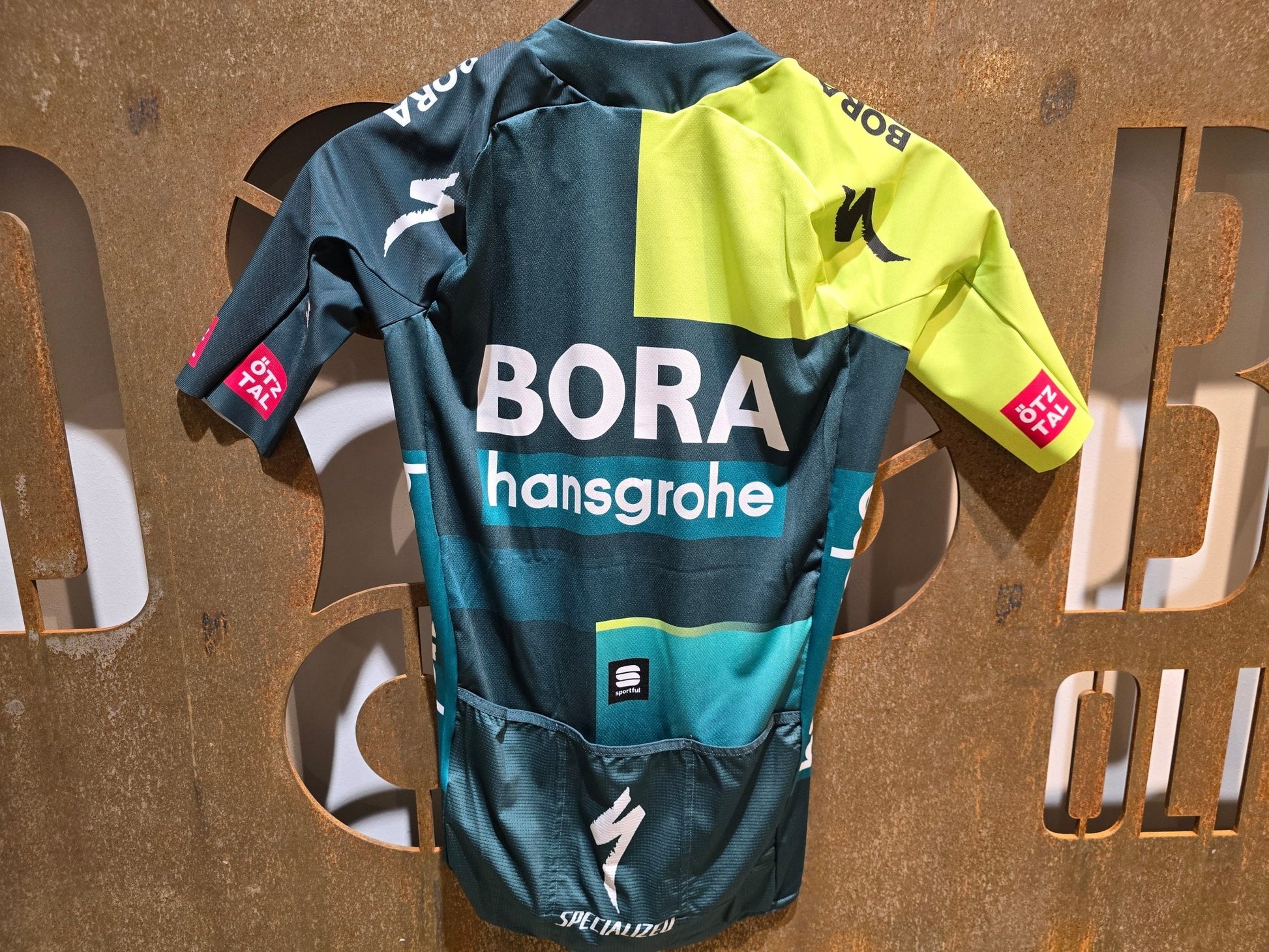 Kurzarm Trikot - BOH von Sportful, SPORTFUL BORA HANSGROHE BOMBER JERSEY / KURZARM TRIKOT in variant_title vor USEDBIKES - OB.DE Hintergrund