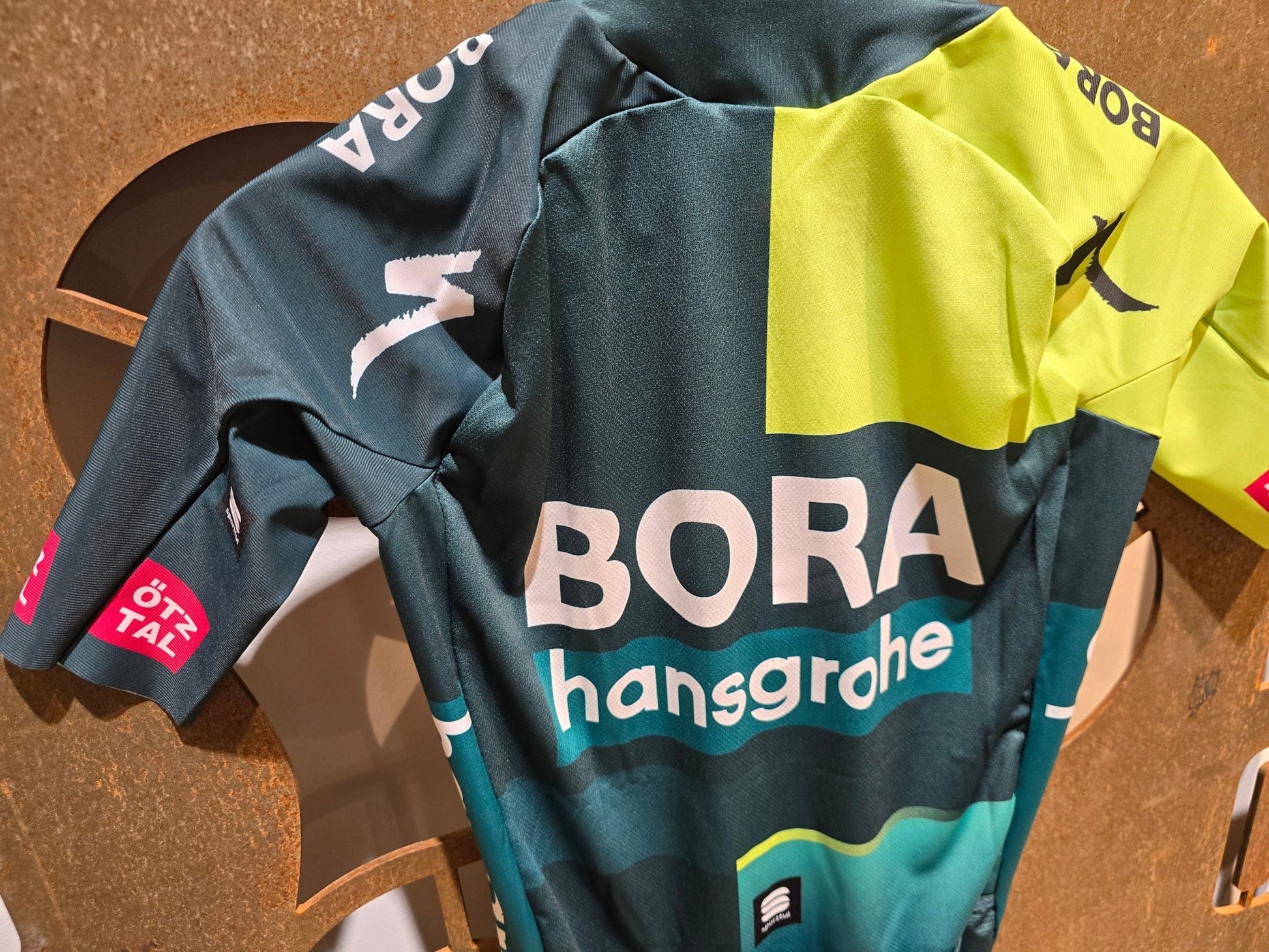 Kurzarm Trikot - BOH von Sportful, SPORTFUL BORA HANSGROHE BOMBER JERSEY / KURZARM TRIKOT in variant_title vor USEDBIKES - OB.DE Hintergrund