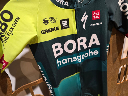 Kurzarm Trikot - BOH von Sportful, SPORTFUL BORA HANSGROHE BOMBER JERSEY / KURZARM TRIKOT in variant_title vor USEDBIKES - OB.DE Hintergrund