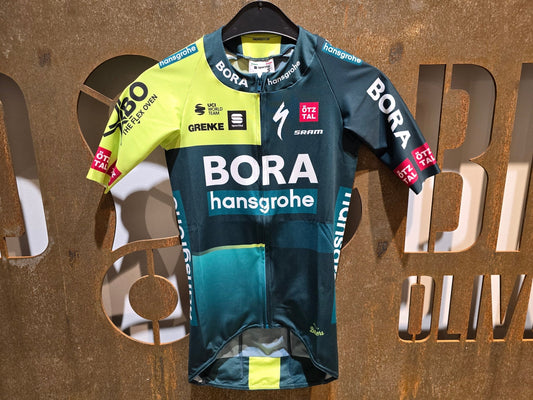 Kurzarm Trikot - BOH von Sportful, SPORTFUL BORA HANSGROHE BOMBER JERSEY / KURZARM TRIKOT in variant_title vor USEDBIKES - OB.DE Hintergrund