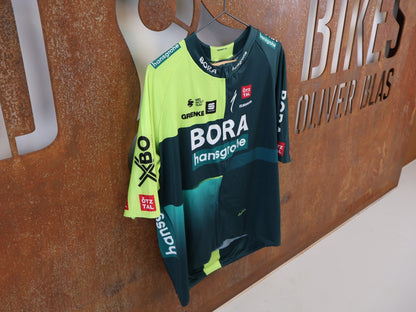 Kurzarm Trikot - BOH von Sportful, SPORTFUL BORA HANSGROHE BOMBER JERSEY RADTRIKOT KURZARM AERO / 3XL vor USEDBIKES-OB.DE Hintergrund