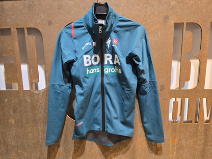 Langarm Trikot - BOH von Sportful, SPORTFUL BORA HANSGROHE FIANDRE PRO LS JACKET / LANGARM JACKE in variant_title vor USEDBIKES - OB.DE Hintergrund