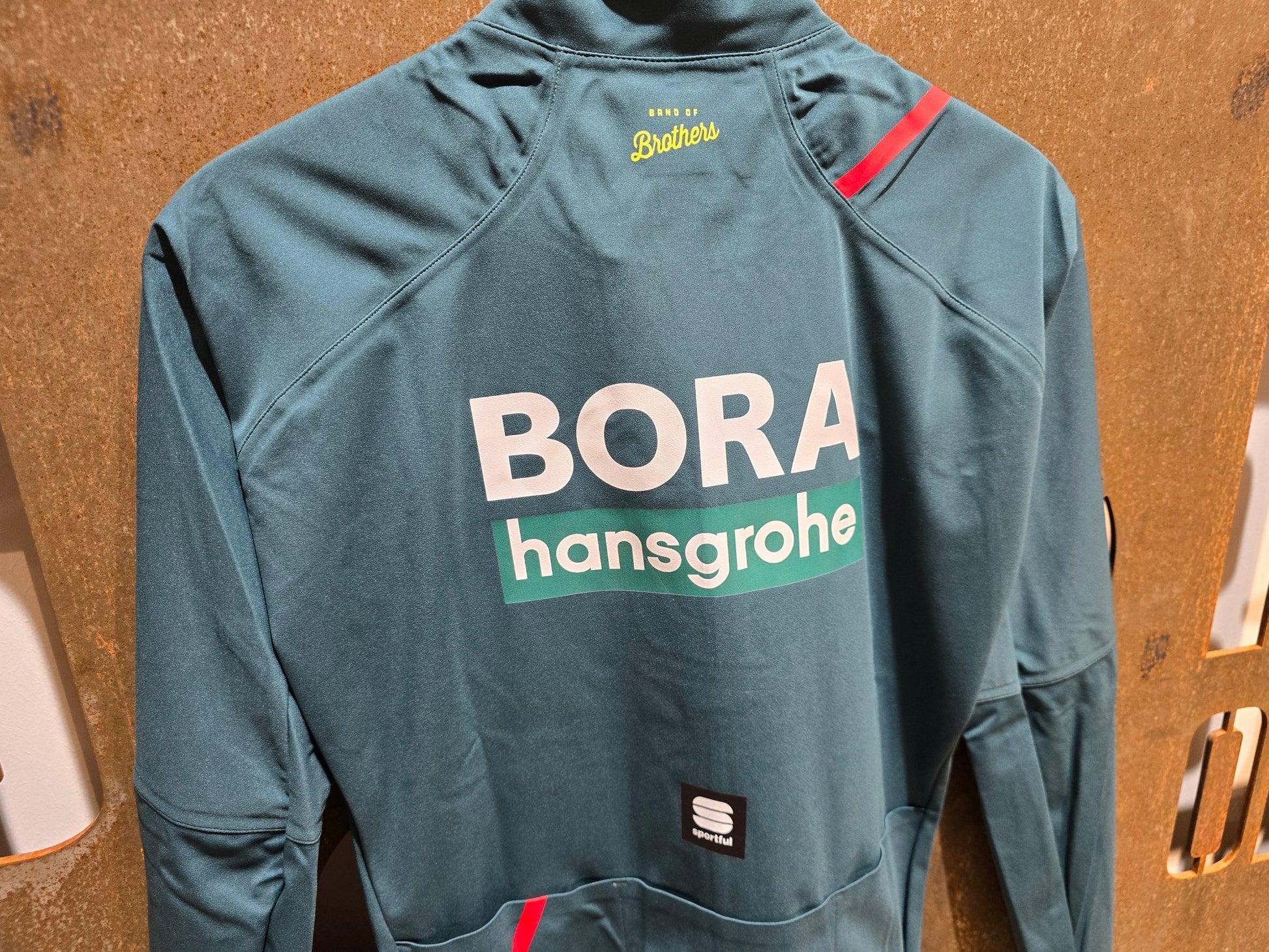 Langarm Trikot - BOH von Sportful, SPORTFUL BORA HANSGROHE FIANDRE PRO LS JACKET / LANGARM JACKE in variant_title vor USEDBIKES - OB.DE Hintergrund