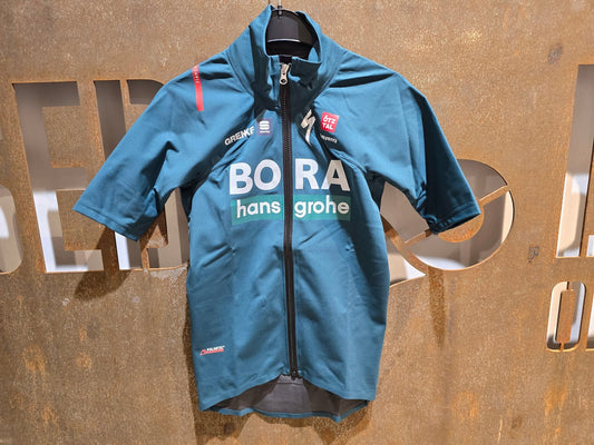 Kurzarm Trikot - BOH von Sportful, SPORTFUL BORA HANSGROHE FIANDRE PRO SS JACKET / KURZARM JACKE in variant_title vor USEDBIKES - OB.DE Hintergrund