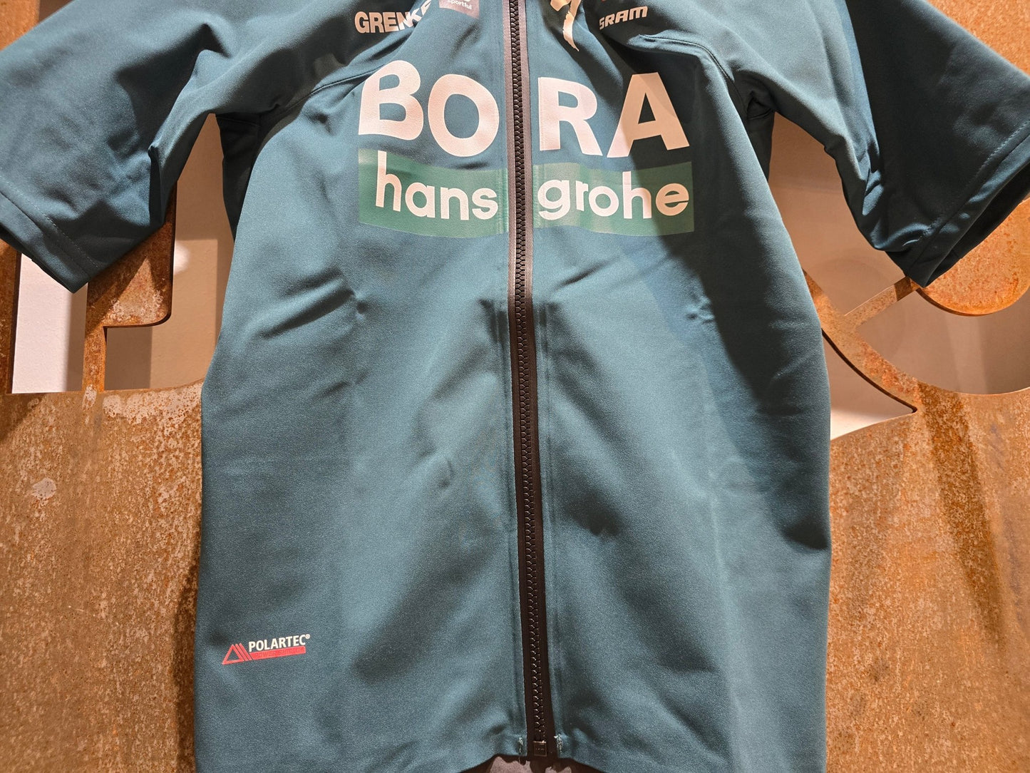 Kurzarm Trikot - BOH von Sportful, SPORTFUL BORA HANSGROHE FIANDRE PRO SS JACKET / KURZARM JACKE in variant_title vor USEDBIKES - OB.DE Hintergrund
