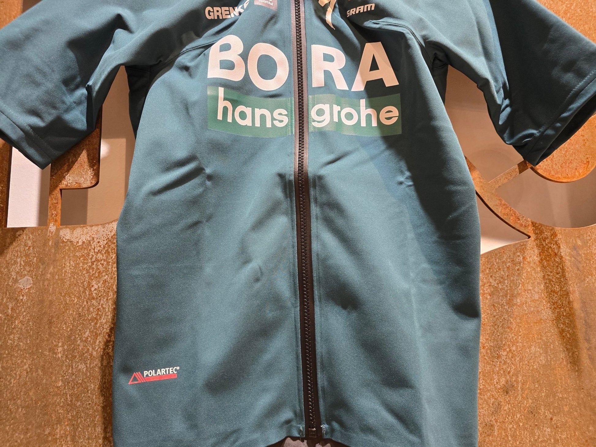 Kurzarm Trikot - BOH von Sportful, SPORTFUL BORA HANSGROHE FIANDRE PRO SS JACKET / KURZARM JACKE in variant_title vor USEDBIKES - OB.DE Hintergrund