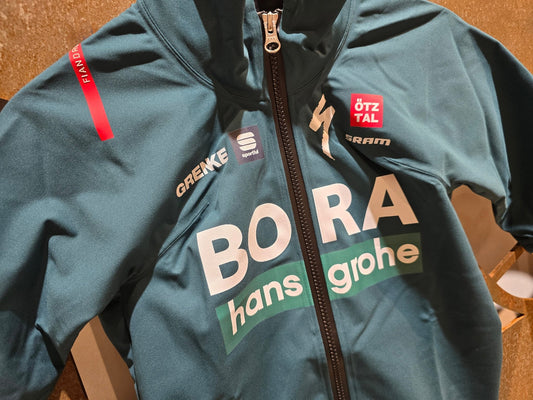 Kurzarm Trikot - BOH von Sportful, SPORTFUL BORA HANSGROHE FIANDRE PRO SS JACKET / KURZARM JACKE in variant_title vor USEDBIKES - OB.DE Hintergrund