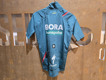 Kurzarm Trikot - BOH von Sportful, SPORTFUL BORA HANSGROHE FIANDRE PRO SS JACKET / KURZARM JACKE in variant_title vor USEDBIKES - OB.DE Hintergrund
