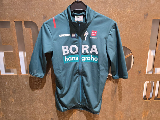 Kurzarm Trikot - BOH von Sportful, SPORTFUL BORA HANSGROHE FIANDRE SS JACKET / KURZARM JACKE in variant_title vor USEDBIKES - OB.DE Hintergrund