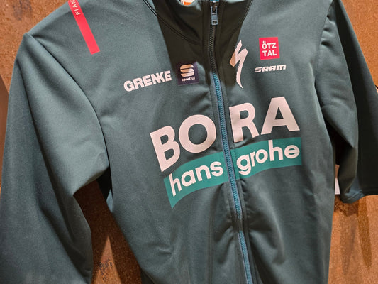 Kurzarm Trikot - BOH von Sportful, SPORTFUL BORA HANSGROHE FIANDRE SS JACKET / KURZARM JACKE in variant_title vor USEDBIKES - OB.DE Hintergrund
