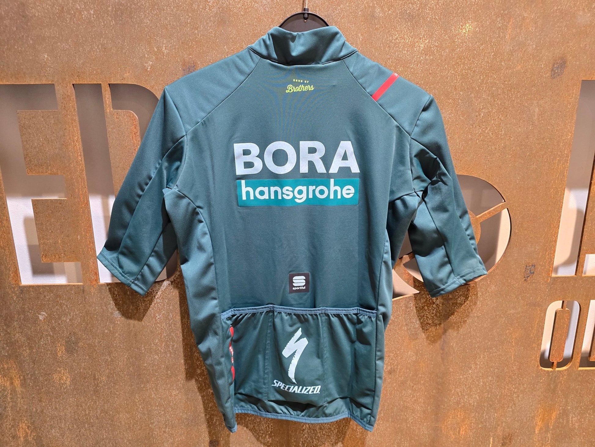 Kurzarm Trikot - BOH von Sportful, SPORTFUL BORA HANSGROHE FIANDRE SS JACKET / KURZARM JACKE in variant_title vor USEDBIKES - OB.DE Hintergrund