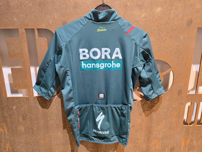 Kurzarm Trikot - BOH von Sportful, SPORTFUL BORA HANSGROHE FIANDRE SS JACKET / KURZARM JACKE in variant_title vor USEDBIKES - OB.DE Hintergrund