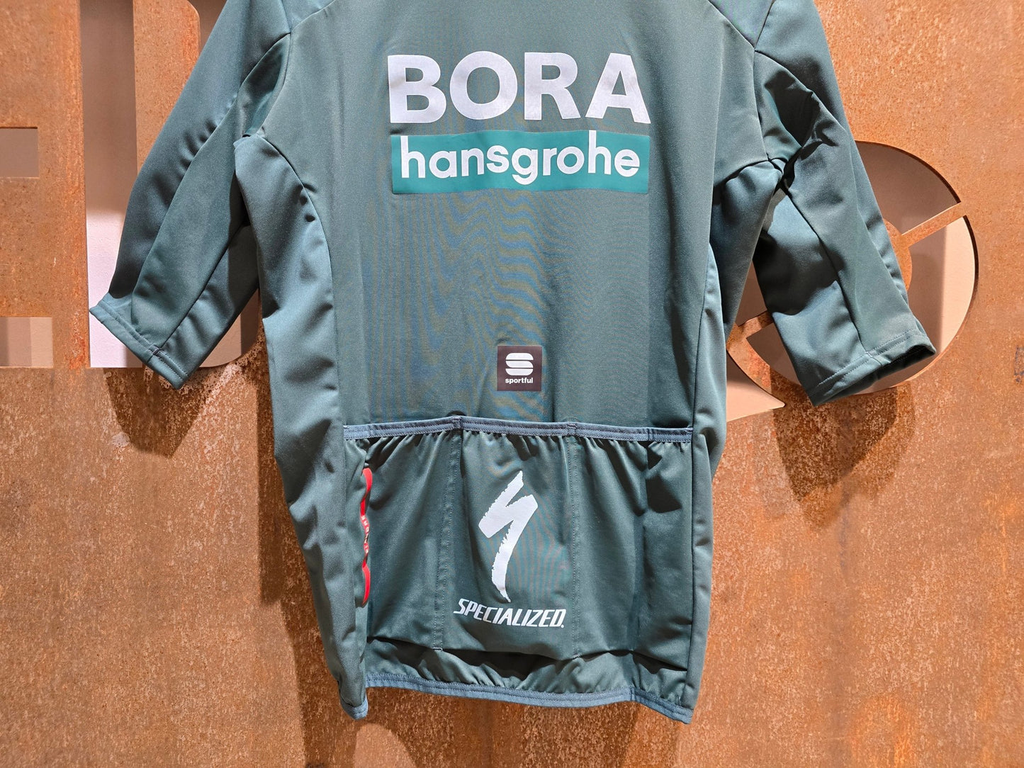 Kurzarm Trikot - BOH von Sportful, SPORTFUL BORA HANSGROHE FIANDRE SS JACKET / KURZARM JACKE in variant_title vor USEDBIKES - OB.DE Hintergrund