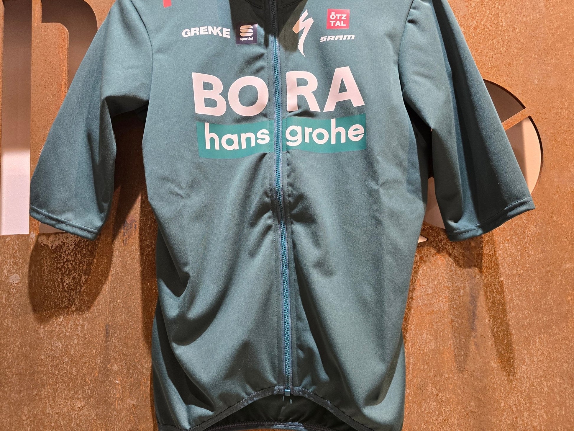 Kurzarm Trikot - BOH von Sportful, SPORTFUL BORA HANSGROHE FIANDRE SS JACKET / KURZARM JACKE in variant_title vor USEDBIKES - OB.DE Hintergrund