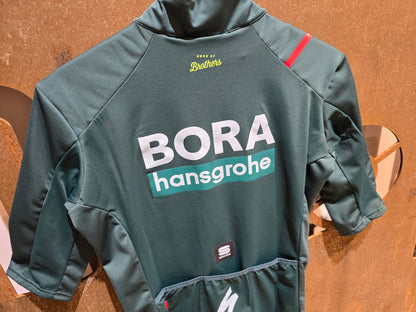 Kurzarm Trikot - BOH von Sportful, SPORTFUL BORA HANSGROHE FIANDRE SS JACKET / KURZARM JACKE in variant_title vor USEDBIKES - OB.DE Hintergrund