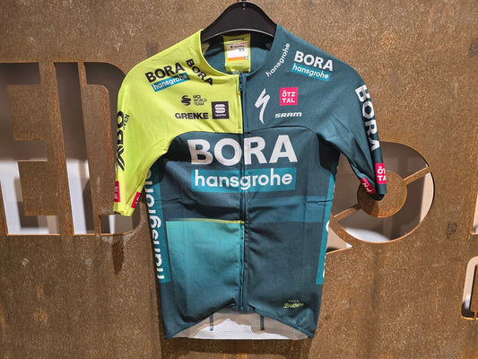 Kurzarm Trikot - BOH von Sportful, SPORTFUL BORA HANSGROHE LIGHT JERSEY / KURZARM TRIKOT in variant_title vor USEDBIKES - OB.DE Hintergrund