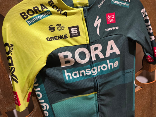 Kurzarm Trikot - BOH von Sportful, SPORTFUL BORA HANSGROHE LIGHT JERSEY / KURZARM TRIKOT in variant_title vor USEDBIKES - OB.DE Hintergrund