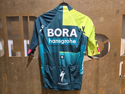 Kurzarm Trikot - BOH von Sportful, SPORTFUL BORA HANSGROHE MID SEASON JERSEY / WARMES KURZARM TRIKOT in variant_title vor USEDBIKES - OB.DE Hintergrund
