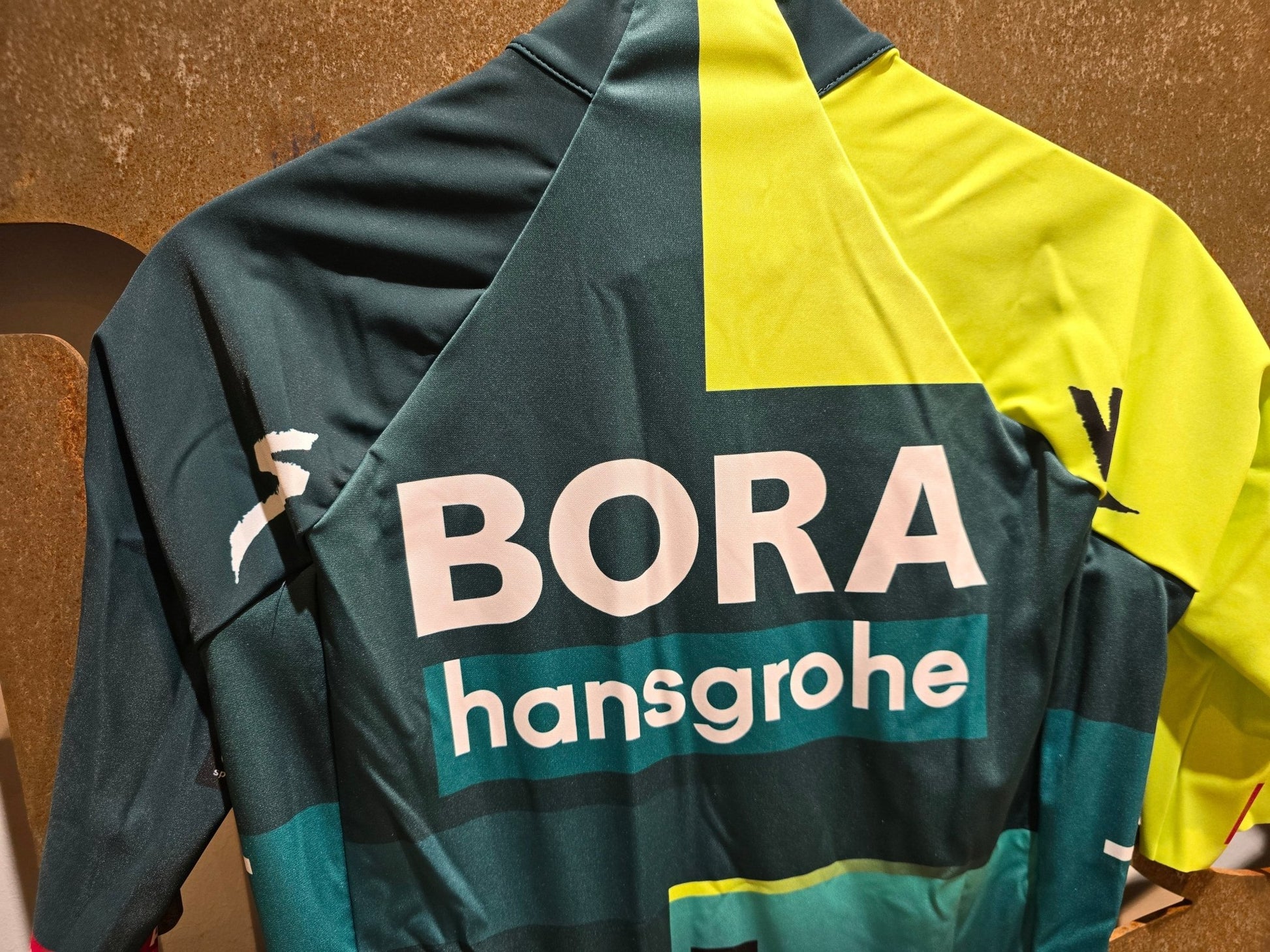 Kurzarm Trikot - BOH von Sportful, SPORTFUL BORA HANSGROHE MID SEASON JERSEY / WARMES KURZARM TRIKOT in variant_title vor USEDBIKES - OB.DE Hintergrund