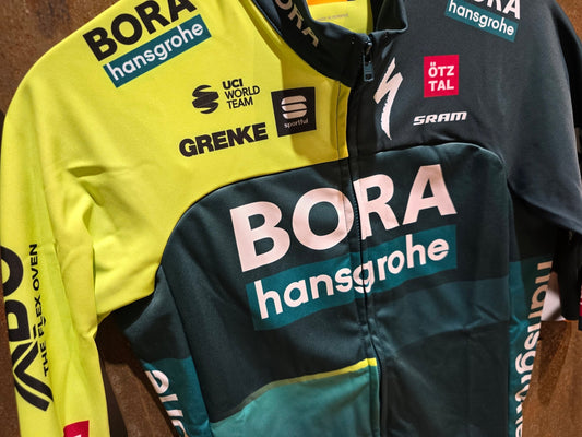 Kurzarm Trikot - BOH von Sportful, SPORTFUL BORA HANSGROHE MID SEASON JERSEY / WARMES KURZARM TRIKOT in variant_title vor USEDBIKES - OB.DE Hintergrund