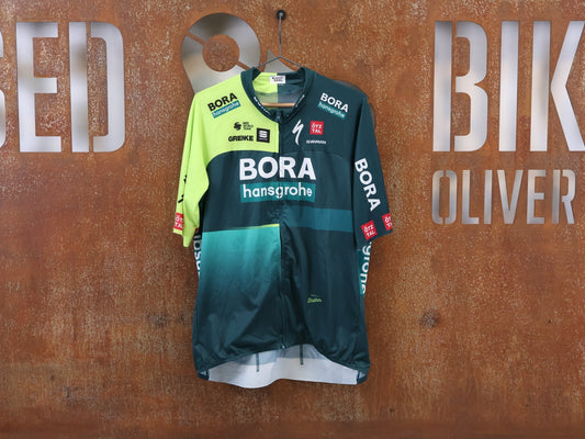 Kurzarm Trikot - BOH von Sportful, SPORTFUL BORA HANSGROHE RADTRIKOT KURZARM BODYFIT TEAM vor USEDBIKES-OB.DE Hintergrund