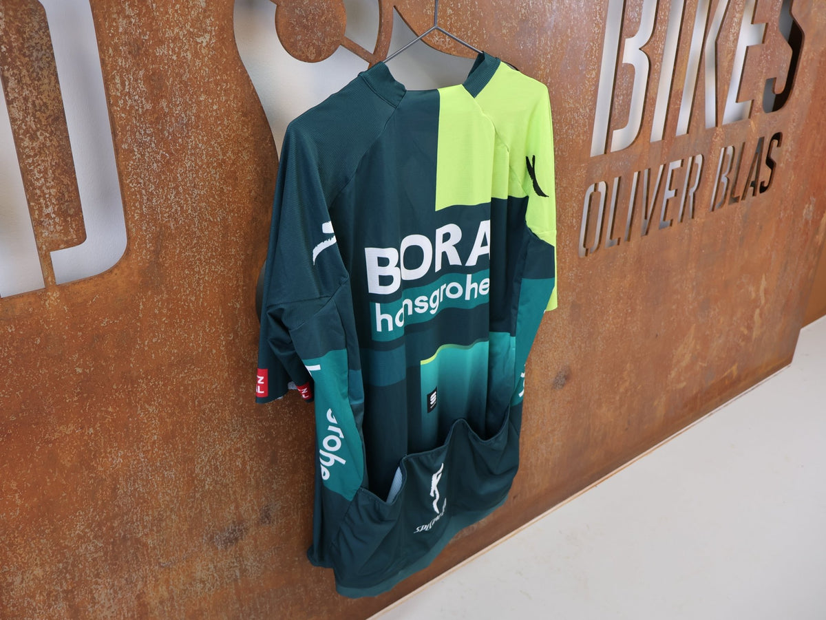 Kurzarm Trikot - BOH von Sportful, SPORTFUL BORA HANSGROHE RADTRIKOT KURZARM BODYFIT TEAM vor USEDBIKES-OB.DE Hintergrund