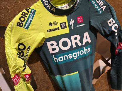 Anzug - BOH von Sportful, SPORTFUL BORA HANSGROHE ROCK SUIT LS / TIMETRAIL EINTEILER in variant_title vor USEDBIKES - OB.DE Hintergrund