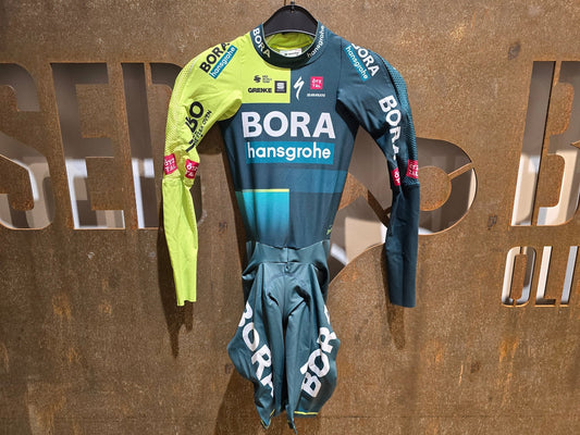 Anzug - BOH von Sportful, SPORTFUL BORA HANSGROHE ROCK SUIT LS / TIMETRAIL EINTEILER in variant_title vor USEDBIKES - OB.DE Hintergrund
