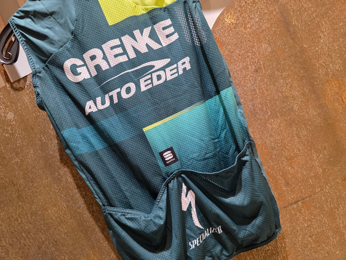 Westen - U19 von Sportful, SPORTFUL GRENKE - AUTO EDER BF PRO WIND VEST / WIND WESTE in variant_title vor USEDBIKES - OB.DE Hintergrund
