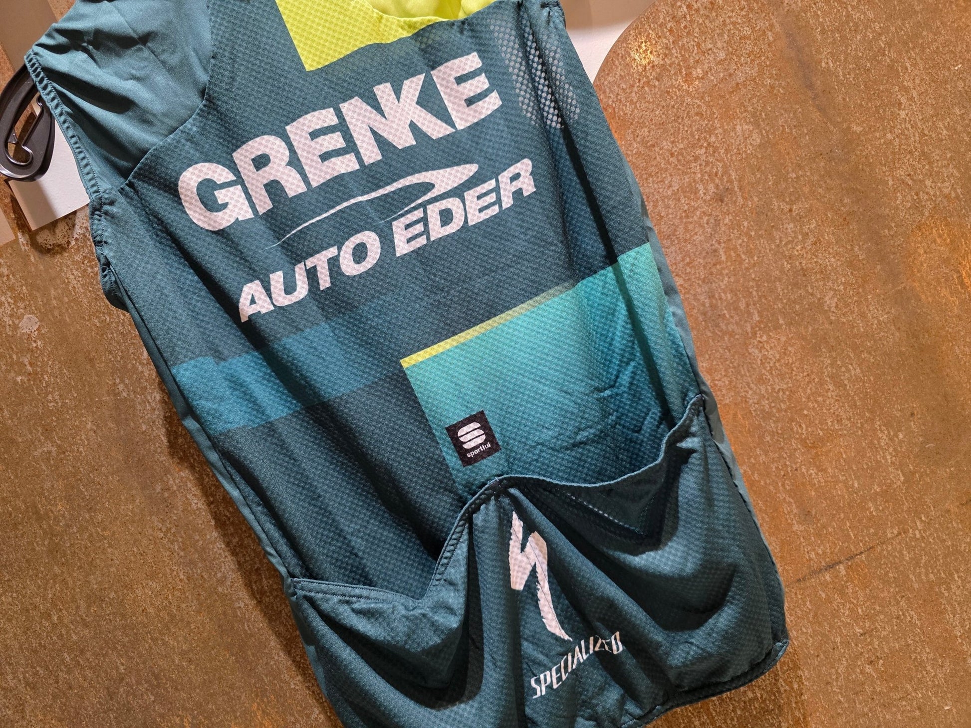 Westen - U19 von Sportful, SPORTFUL GRENKE - AUTO EDER BF PRO WIND VEST / WIND WESTE in variant_title vor USEDBIKES - OB.DE Hintergrund