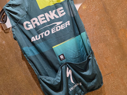 Westen - U19 von Sportful, SPORTFUL GRENKE - AUTO EDER BF PRO WIND VEST / WIND WESTE in variant_title vor USEDBIKES - OB.DE Hintergrund