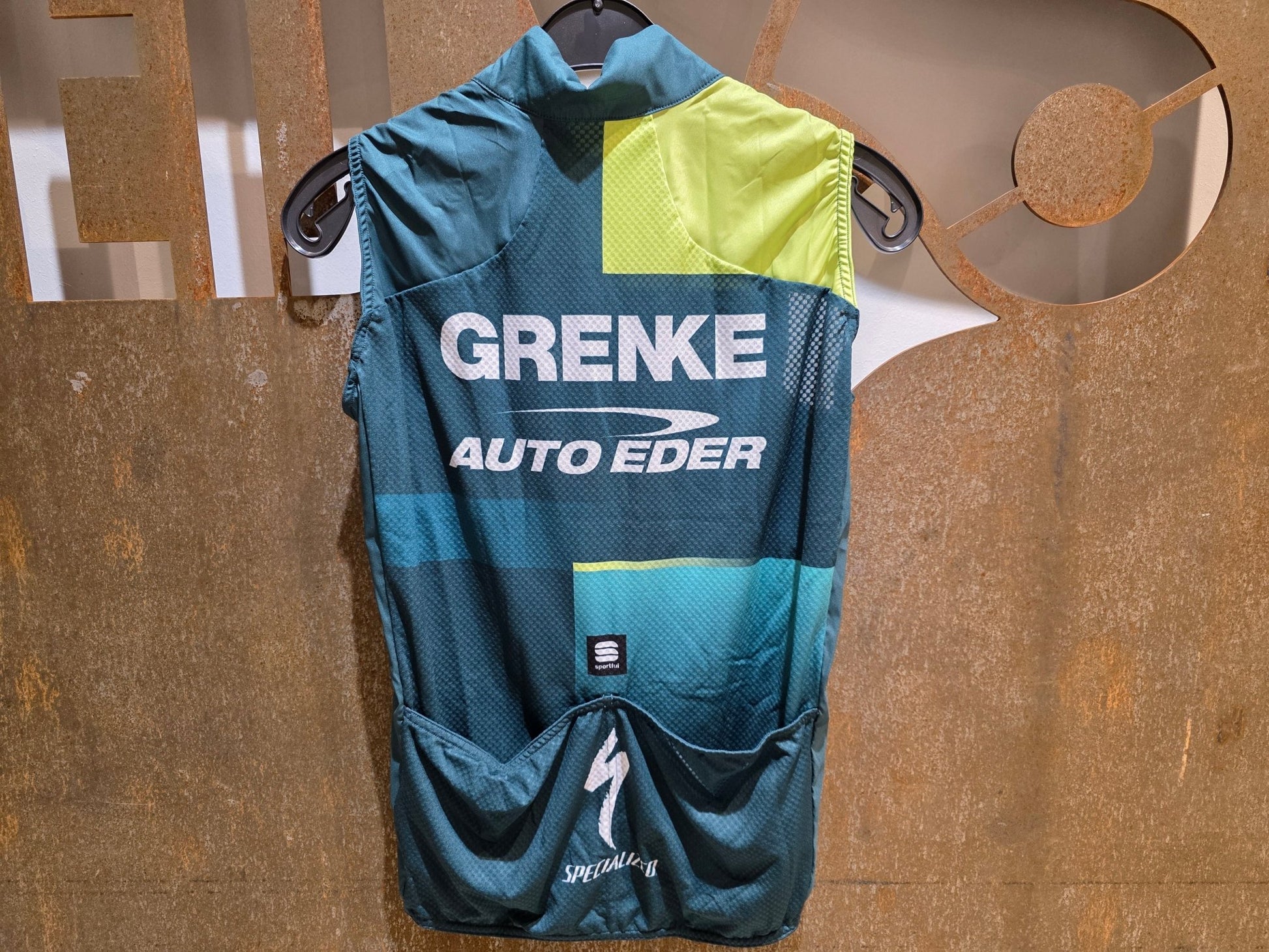 Westen - U19 von Sportful, SPORTFUL GRENKE - AUTO EDER BF PRO WIND VEST / WIND WESTE in variant_title vor USEDBIKES - OB.DE Hintergrund