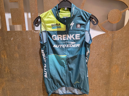 Westen - U19 von Sportful, SPORTFUL GRENKE - AUTO EDER BF PRO WIND VEST / WIND WESTE in variant_title vor USEDBIKES - OB.DE Hintergrund