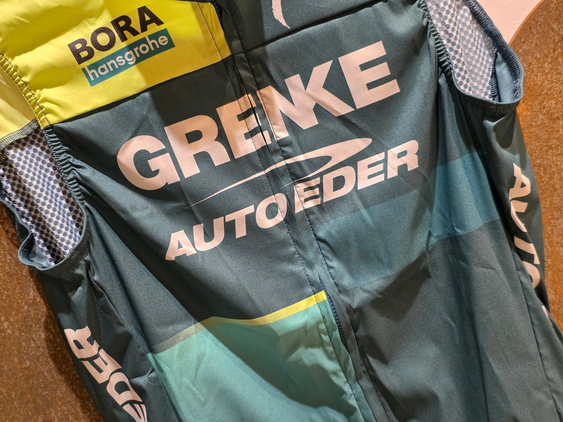 Westen - U19 von Sportful, SPORTFUL GRENKE - AUTO EDER BF PRO WIND VEST / WIND WESTE in variant_title vor USEDBIKES - OB.DE Hintergrund