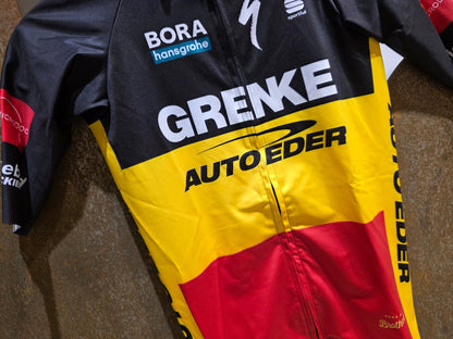 Kurzarm Trikot - U19 von Sportful, SPORTFUL GRENKE - AUTO EDER BOMBER JERSEY / KURZARM TRIKOT / BELGISCHER MEISTER in variant_title vor USEDBIKES - OB.DE Hintergrund