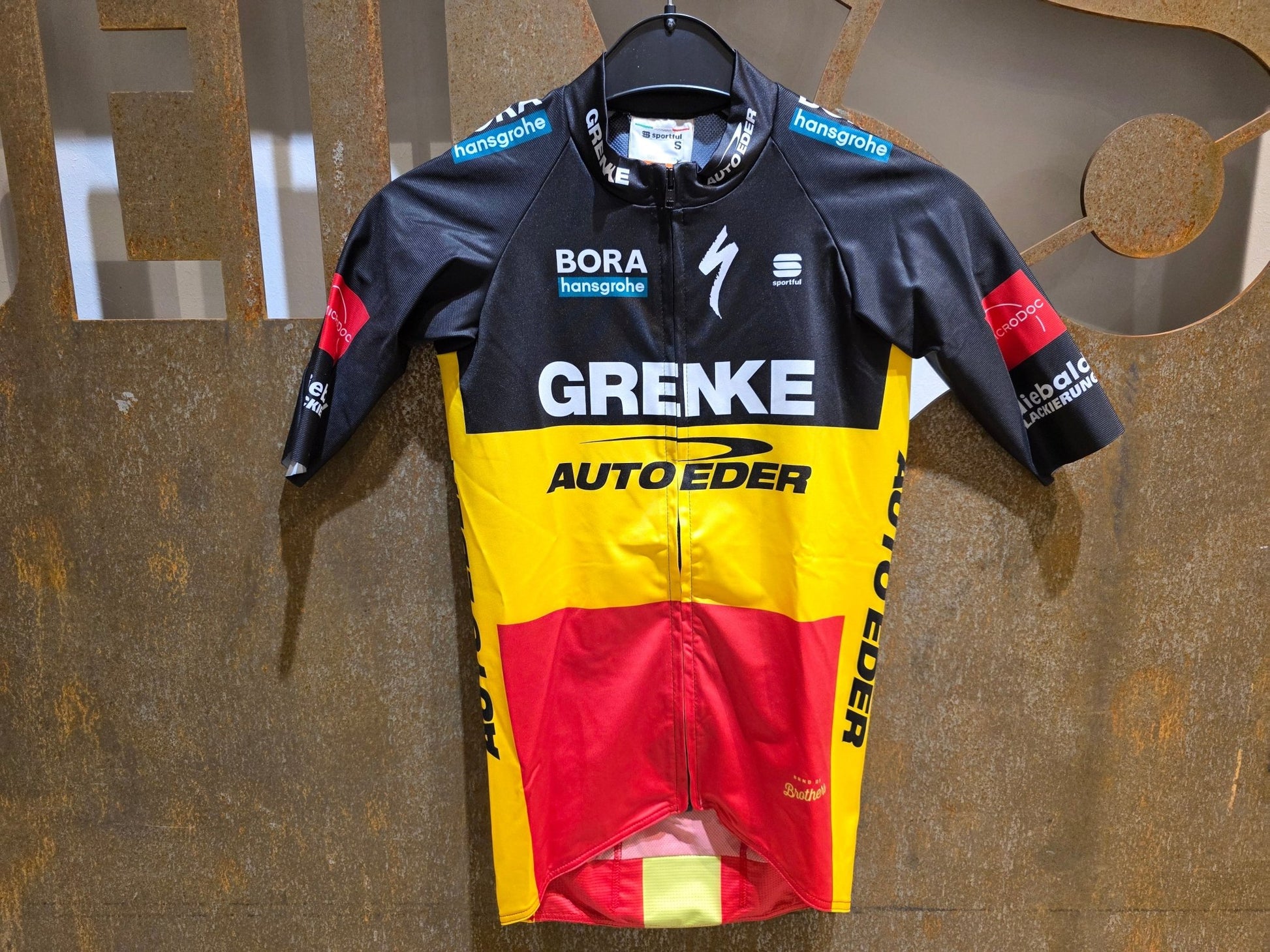 Kurzarm Trikot - U19 von Sportful, SPORTFUL GRENKE - AUTO EDER BOMBER JERSEY / KURZARM TRIKOT / BELGISCHER MEISTER in variant_title vor USEDBIKES - OB.DE Hintergrund
