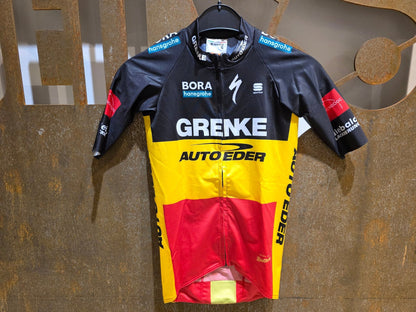 Kurzarm Trikot - U19 von Sportful, SPORTFUL GRENKE - AUTO EDER BOMBER JERSEY / KURZARM TRIKOT / BELGISCHER MEISTER in variant_title vor USEDBIKES - OB.DE Hintergrund