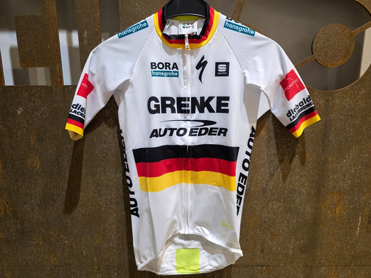 Kurzarm Trikot - U19 von Sportful, SPORTFUL GRENKE - AUTO EDER BOMBER JERSEY / KURZARM TRIKOT / DEUTSCHER MEISTER in variant_title vor USEDBIKES - OB.DE Hintergrund