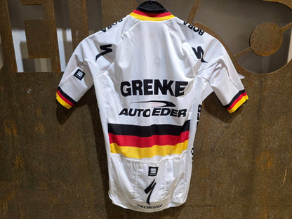 Kurzarm Trikot - U19 von Sportful, SPORTFUL GRENKE - AUTO EDER BOMBER JERSEY / KURZARM TRIKOT / DEUTSCHER MEISTER in variant_title vor USEDBIKES - OB.DE Hintergrund