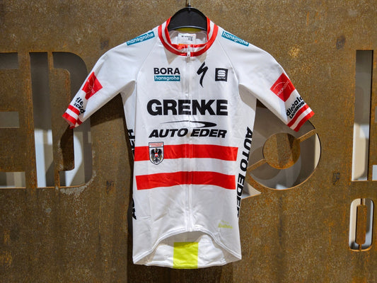Kurzarm Trikot - U19 von Sportful, SPORTFUL GRENKE - AUTO EDER BOMBER JERSEY / KURZARM TRIKOT / ÖSTERREICHISCHER MEISTER in variant_title vor USEDBIKES - OB.DE Hintergrund
