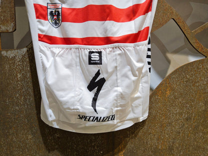Kurzarm Trikot - U19 von Sportful, SPORTFUL GRENKE - AUTO EDER BOMBER JERSEY / KURZARM TRIKOT / ÖSTERREICHISCHER MEISTER in variant_title vor USEDBIKES - OB.DE Hintergrund