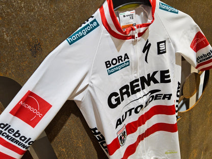 Kurzarm Trikot - U19 von Sportful, SPORTFUL GRENKE - AUTO EDER BOMBER JERSEY / KURZARM TRIKOT / ÖSTERREICHISCHER MEISTER in variant_title vor USEDBIKES - OB.DE Hintergrund