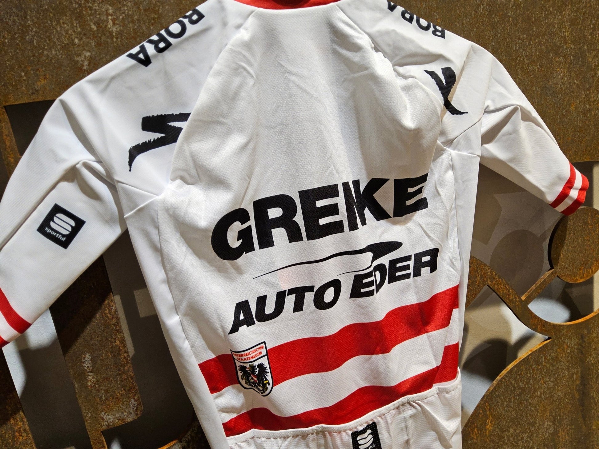 Kurzarm Trikot - U19 von Sportful, SPORTFUL GRENKE - AUTO EDER BOMBER JERSEY / KURZARM TRIKOT / ÖSTERREICHISCHER MEISTER in variant_title vor USEDBIKES - OB.DE Hintergrund