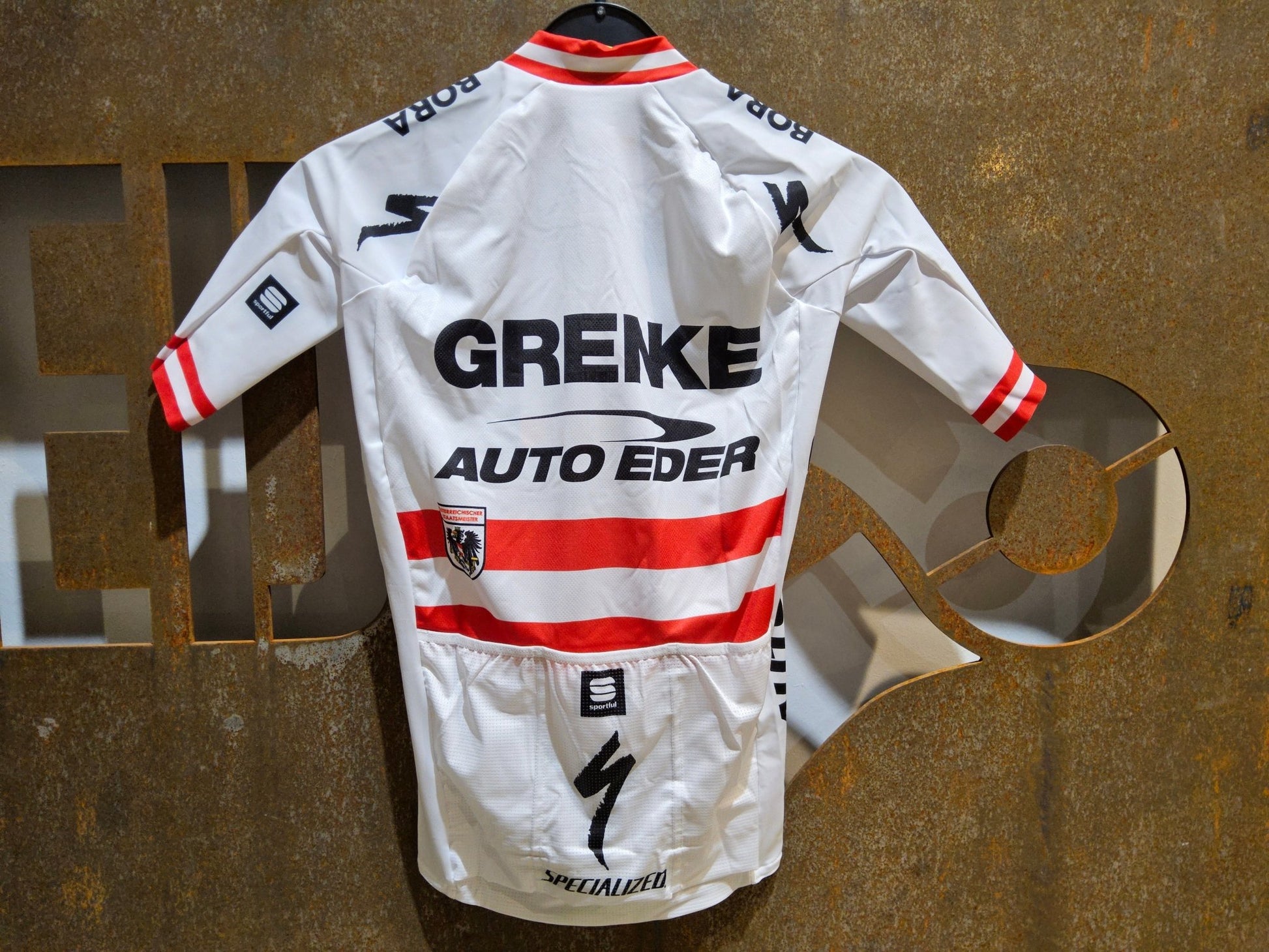 Kurzarm Trikot - U19 von Sportful, SPORTFUL GRENKE - AUTO EDER BOMBER JERSEY / KURZARM TRIKOT / ÖSTERREICHISCHER MEISTER in variant_title vor USEDBIKES - OB.DE Hintergrund