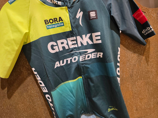 Kurzarm Trikot - U19 von Sportful, SPORTFUL GRENKE - AUTO EDER BOMBER JERSEY / KURZARM TRIKOT in variant_title vor USEDBIKES - OB.DE Hintergrund