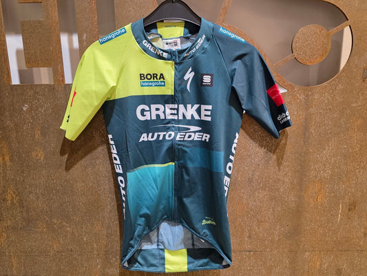 Kurzarm Trikot - U19 von Sportful, SPORTFUL GRENKE - AUTO EDER BOMBER JERSEY / KURZARM TRIKOT in variant_title vor USEDBIKES - OB.DE Hintergrund